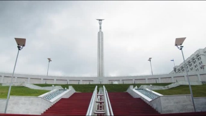 红色楼梯通向高纪念碑，带有人物持杯