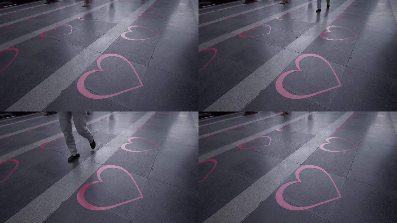 泰国曼谷神社附近地板上的心脏贴纸社交距离标记。