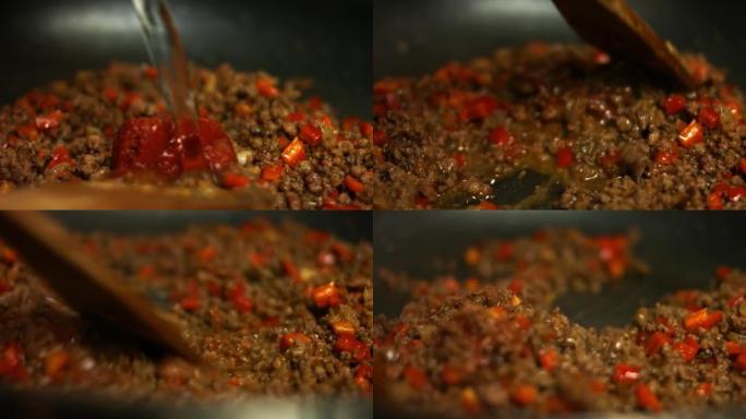 在煎锅上煮的碎牛肉和红甜椒中加入番茄酱和水。用木铲搅拌。油炸玉米饼的制作过程