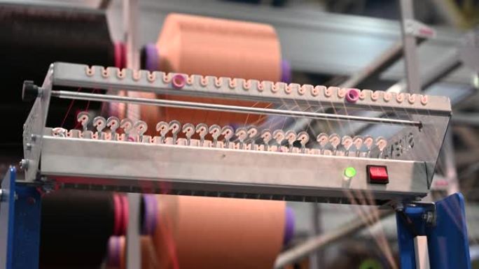 纺织绳编织机。用于进给和矫直螺纹的装置