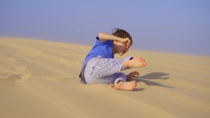 小男孩在沙漠里玩得很开心