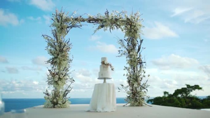 白色婚礼蛋糕装饰花多莉拍摄，泰国普吉岛。