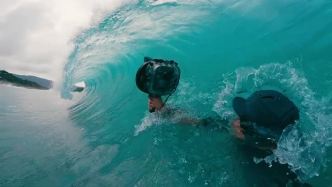 冲浪摄影师拍摄了桶装波的照片