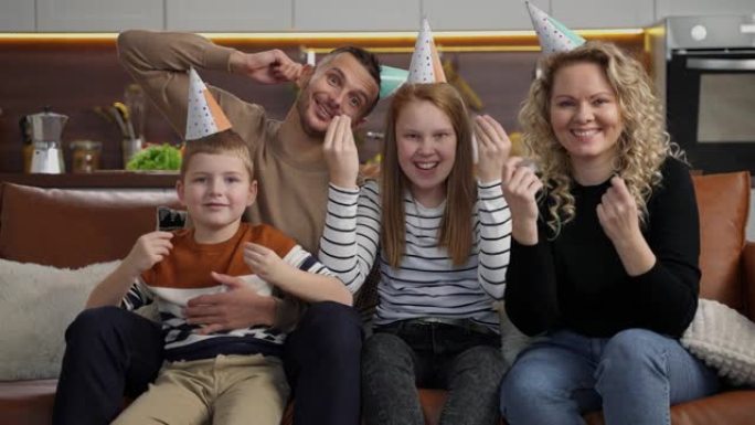 快乐聋哑家庭在网上交流