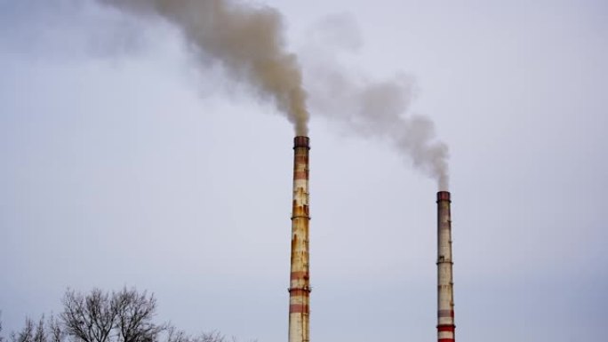 大型管道工业区。浓浓的白烟与太阳形成对比。环境污染。