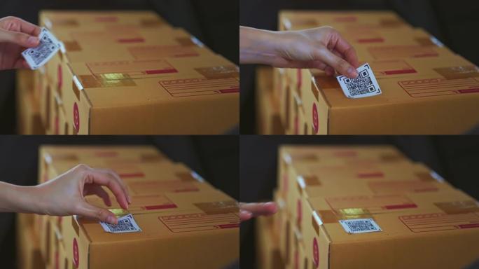 启动小型企业，在包装盒上手工粘贴条码条，以将产品发送给客户。在家庭办公室工作。