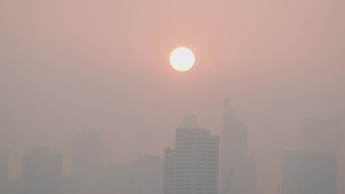 曼谷的城市景观被空气污染中的灰尘混合覆盖。上午空气细颗粒物 (PM2.5) 重污染。