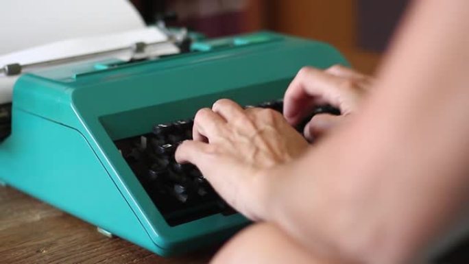 女人的手在一台旧打字机上打字