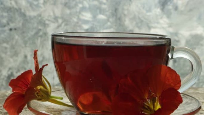红色金莲花花的热花茶玻璃杯