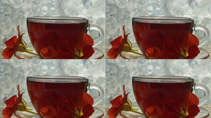 红色金莲花花的热花茶玻璃杯