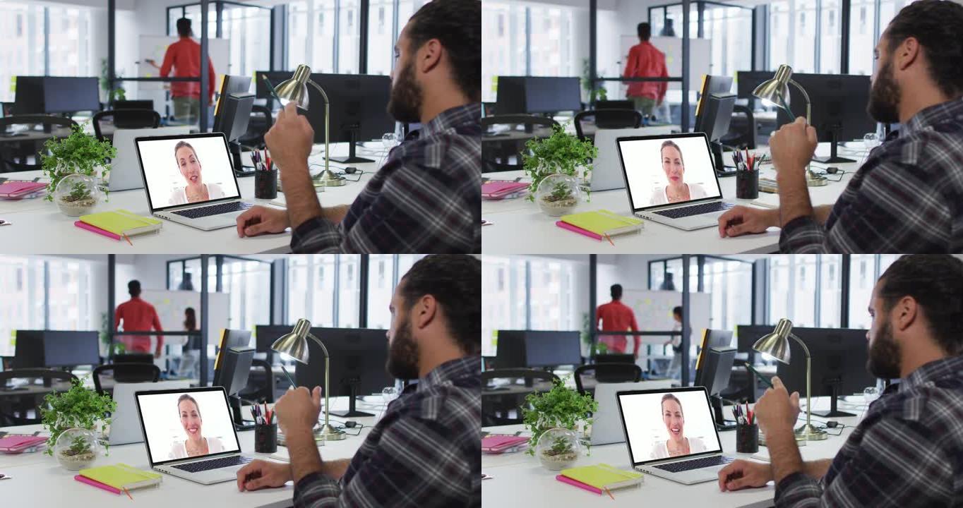 中东男子在办公室的笔记本电脑上与女同事进行视频通话