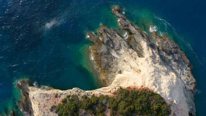 绿松石海和岩石海景的无人机视图
