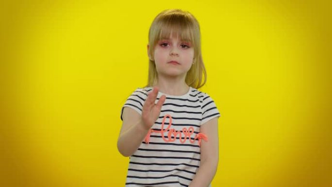 小孩女孩说不要握着手掌折叠双手停止手势，警告结束