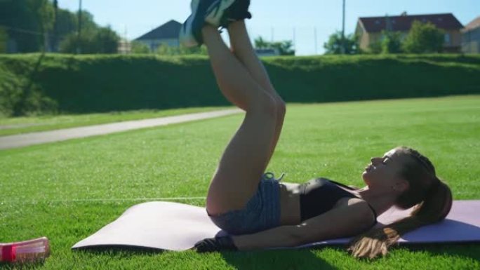 女人在户外练习抬腿运动。