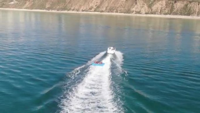 用水上充气沙发的无人机摄像机追逐。异常平静，没有丝毫的波浪，就像一个湖，地中海在以色列内坦亚海岸