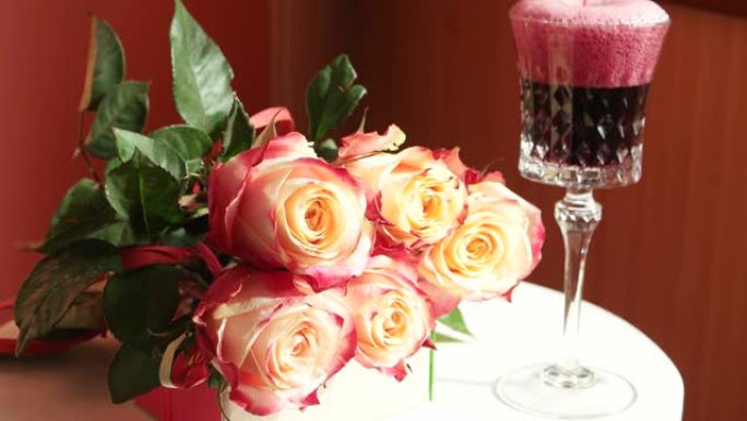 水晶酒杯和一束玫瑰中的起泡酒