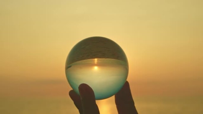 你手上的水晶球里的神奇日落景色。
