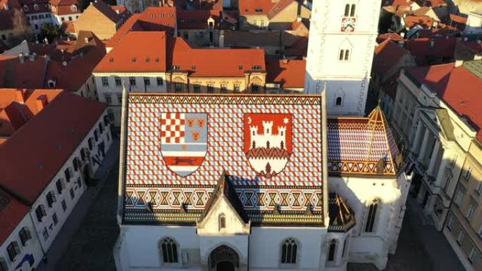 克罗地亚萨格勒布历史悠久的老城中心上城的主要广场。萨格勒布背景下的圣马克教堂屋顶
