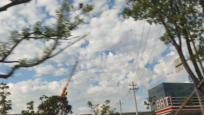 蓝天 白云 街道 建筑挖掘机