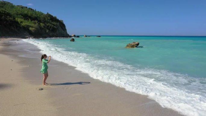 暑假拍照的女人清澈海水浪花蔚蓝海岸蓝色海