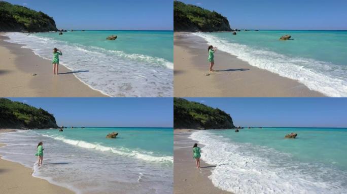 暑假拍照的女人清澈海水浪花蔚蓝海岸蓝色海
