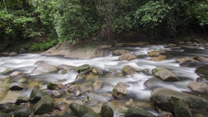 马来西亚吉打州双溪赛迪姆的瀑布、岩石石和丛林。