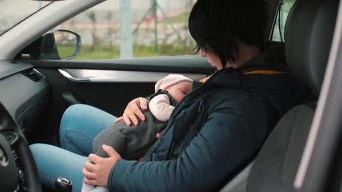 母亲带着孩子在车里。激素影响母乳喂养: 催乳素和催产素。