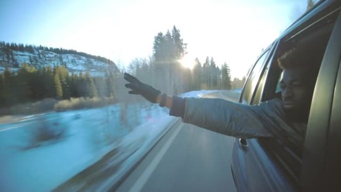 非洲男性在移动汽车科罗拉多旅游4k视频中伸出窗外