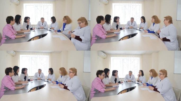 一组高加索医生正在会议厅举行会议。