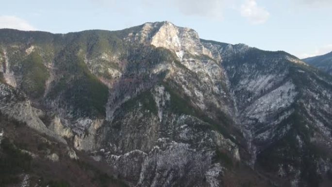 保加利亚普罗夫迪夫地区罗多彼山脉红墙峰的鸟瞰图