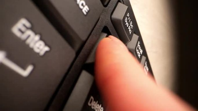 修剪整齐的女士手指按下键盘上的插入按钮