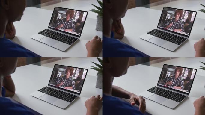 非裔美国人在家中与白人男大学生在笔记本电脑上进行视频通话