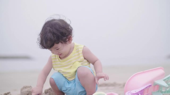 海滩上可爱的男孩宝宝淘气可爱陪伴成长