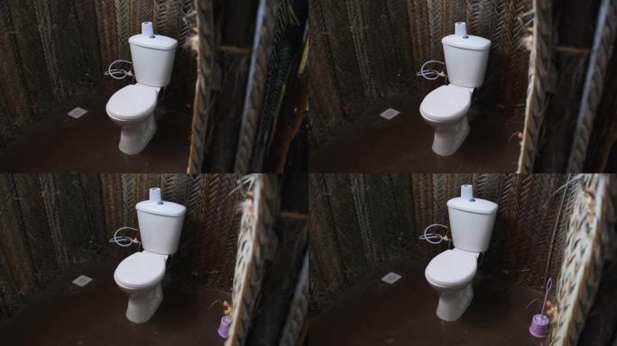 非洲草屋的厕所，桑给巴尔村小茅草屋的浴室