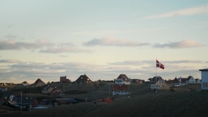 丹麦国旗飘扬在Lonstrup的房屋中