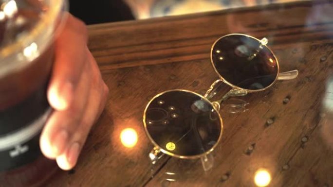 咖啡店桌子上的特写太阳镜