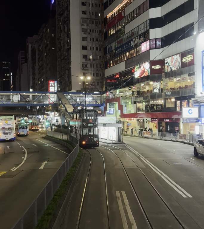 竖版香港叮叮车夜晚行驶二楼视角