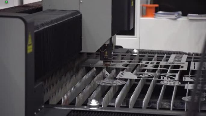 光纤激光切割机的操作用闪闪发光的光切割金属板。