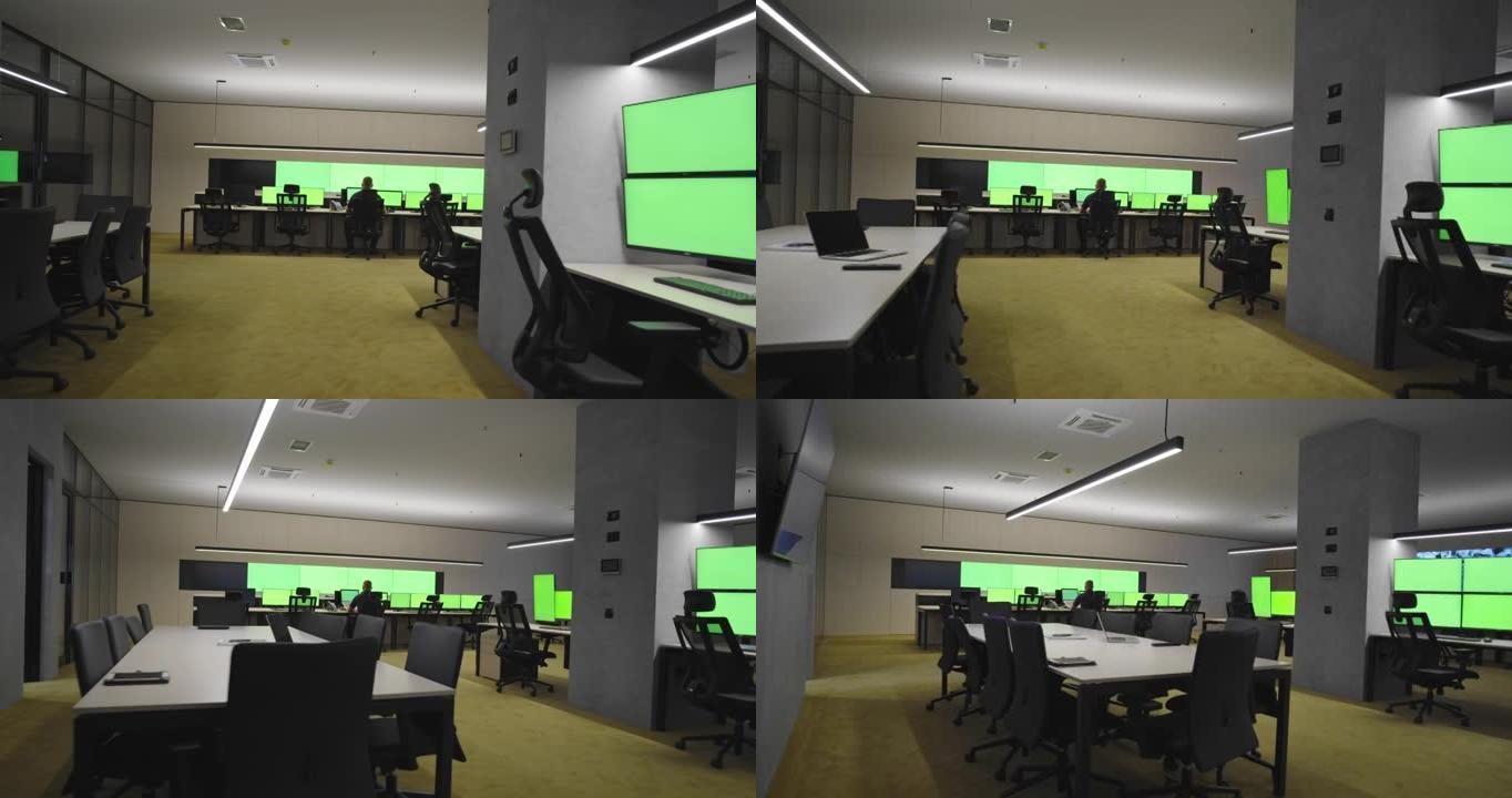 带有绿屏和色键的主CCTV安全数据中心的空办公室，书桌和椅子