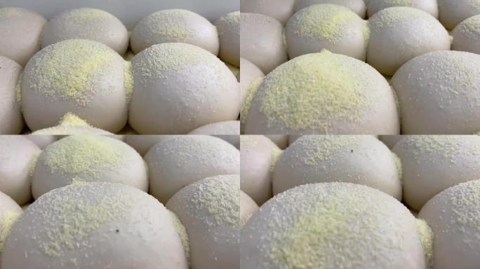 比萨店的披萨面团球，等待厨师将其转变为比萨饼。