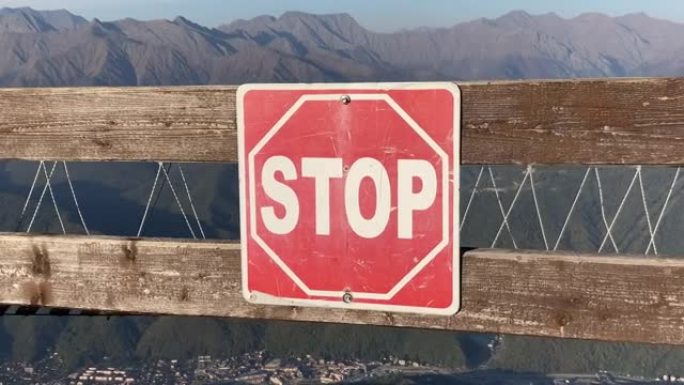 在链子山上的停车标志，可见绳桥。景观危险。