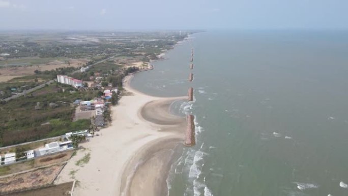 白天在海滩和海岸附近的防浪鸟瞰图，有时会在直线上显示小浪