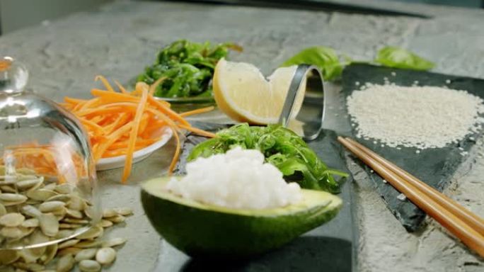 一张桌子，上面摆着米饭、海藻和韩国胡萝卜。移动摄像机