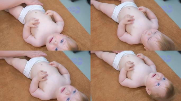 医生在诊所做预防性按摩的微笑婴儿肖像。