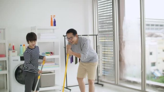 父子俩在家打扫得很有趣