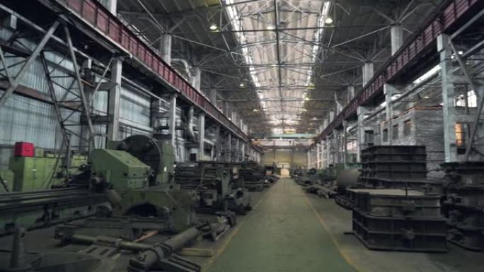 工业工厂车间内部，大型机库，带钢机械和金属制品制造生产的货物