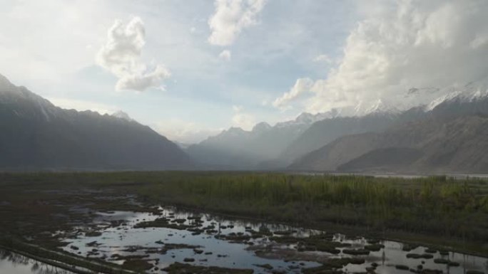 巴基斯坦北部山区的河流美景