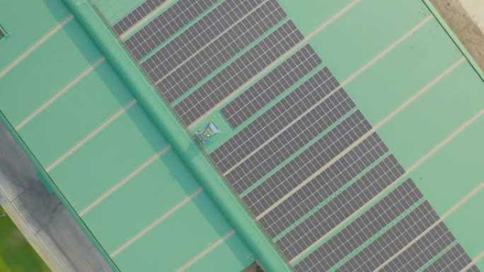 工厂工业建筑屋顶上的太阳能电池板或太阳能电池的俯视图。城市中的发电厂，可再生能源。电力生态技术。
