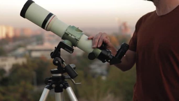 业余天文学家用望远镜看天空。