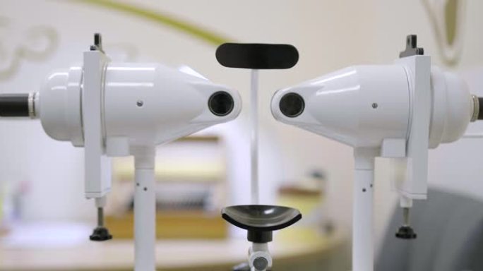 斜视的诊断和治疗。合视孔，眼科设备的特写视图。